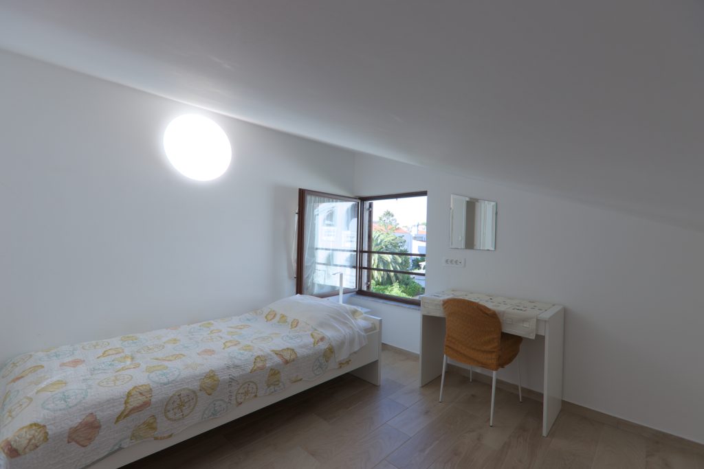penthouse_single_bedroom_e_window