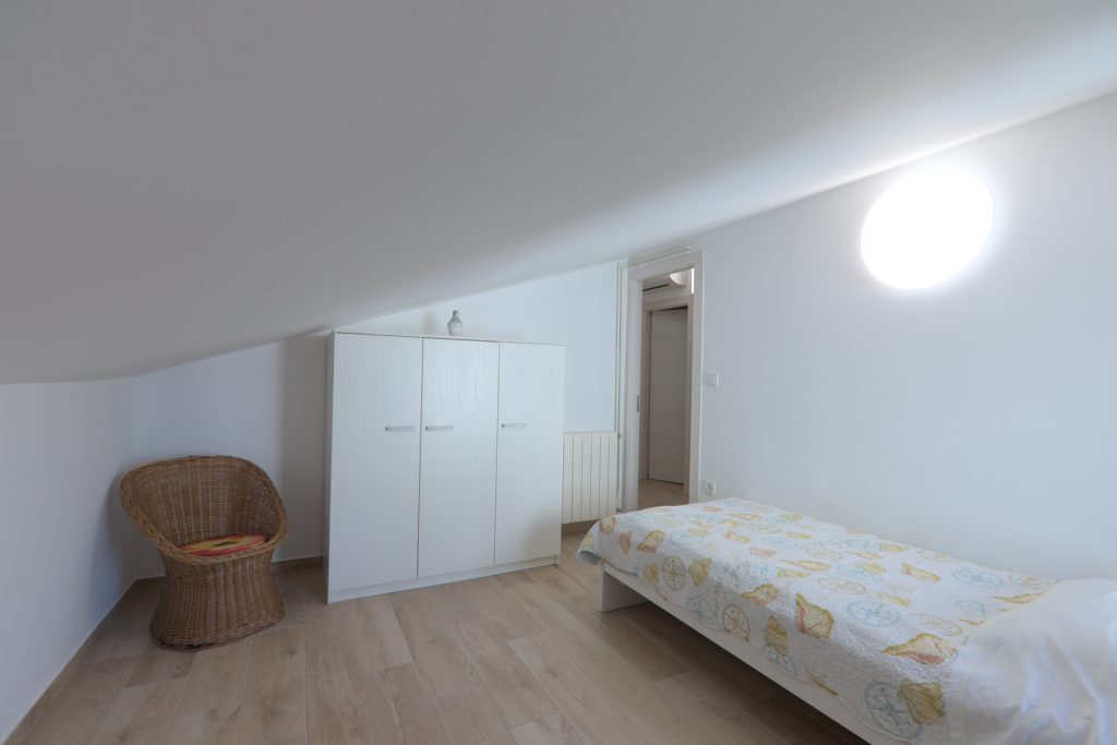 penthouse_single_bedroom_e_window_2