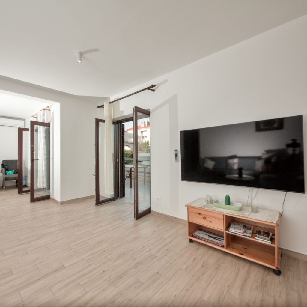 living room TV end exits to the western terrace