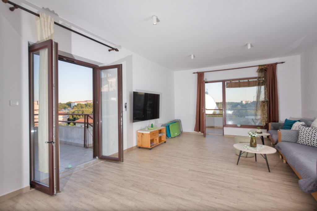 living room tv and view to the north balcony